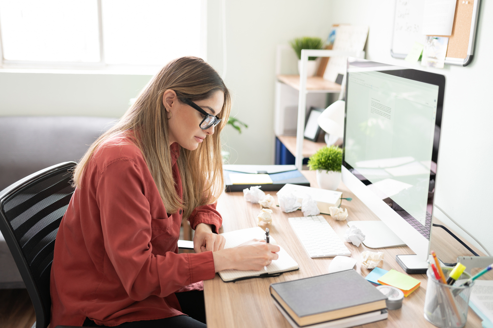 women writing content using desktop in Dubai