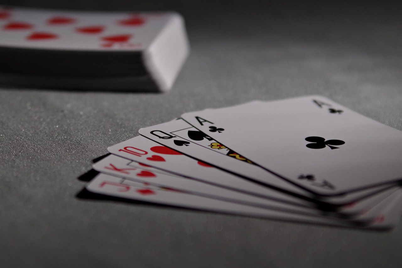 Baccarat Side Bet Risks Tips Guide 2026 - baccarat casino table playing cards banker player